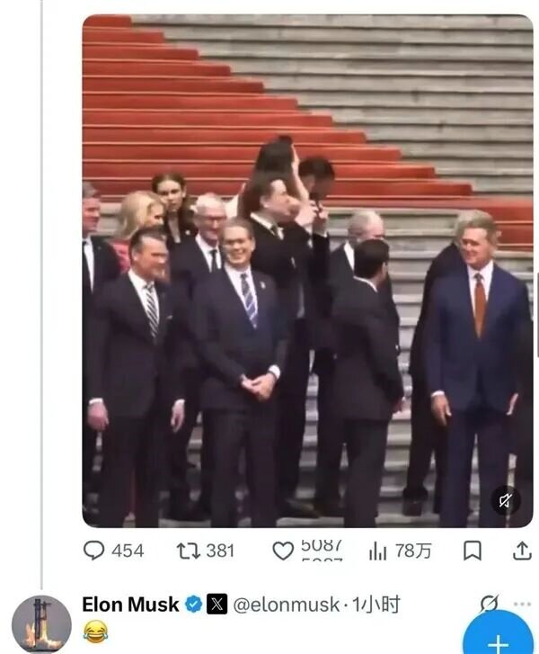 晚宴变追星现场！雷军主动合影，下蹲合影细节太圈粉。