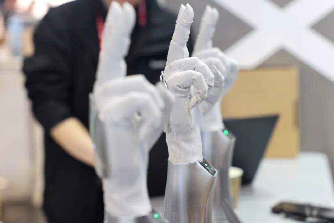 95后学霸造出机器灵巧手：小米理想宁德时代集体押注，解决智能制造最后难题