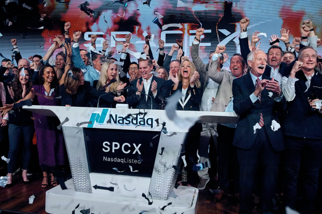 人类首个万亿富翁诞生！马斯克SpaceX上市背后，藏着普通人的财富密码。
